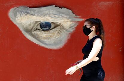 Una mujer con tapabocas camina este martes junto a una obra de arte en La Habana (Cuba). Cuba mantiene la tendencia al bajo número de contagios de coronavirus SARS-CoV-2. El número de casos desde que empezó la pandemia se eleva a 2.318, isegún nformó el Ministerio de Salud Pública (Minsap).