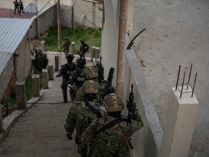 Personal militar y policial se retira después un operativo de control en el barrio la Guacharaca (Ecuador), en abril del 2023.