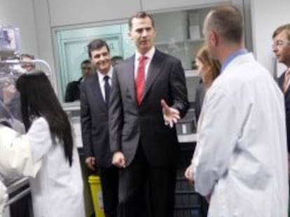 El Príncipe de Asturias durante la visita a la farmacéutica Bial, con el consejero de Industria, Bernabé Unda (a la derecha).