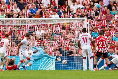 El centrocampista del Athletic Jauregizar (d) dispara a portería para anotar el 1-0 durante el partido de LaLiga entre el Athletic de Bilbao y el Sevilla disputado este domingo en el estadio San Mamés en Bilbao.