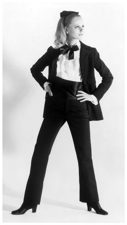 <strong>Twiggy, musa de Ives Saint Laurent. </strong> Imagen de la actriz de 1966 con una creación del diseñador.