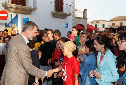 El Rey saluda a los vecinos afectados por la tragedia en la que murieron 12 personas. En la zona afectada trabajan unos 700 efectivos del Ejército, Guardia Civil, bomberos, policías locales y de Protección Civil tratando de auxiliar a personas atrapadas y de localizar al niño desaparecido.