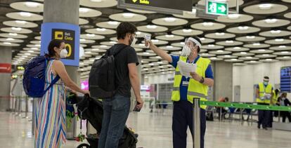 Control de temperatura a viajeros en el aeropuerto de Madrid-Barajas. 