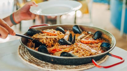 Incorporan asas ergonómicas que permiten servir la paella en la mesa con total comodidad. GETTY IMAGES.