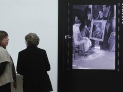 Dos mujeres observan una de las piezas de la exposición 'La maleta mexicana', ayer en el Bellas Artes de Bilbao.