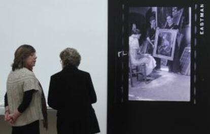 Dos mujeres observan una de las piezas de la exposición 'La maleta mexicana', ayer en el Bellas Artes de Bilbao.