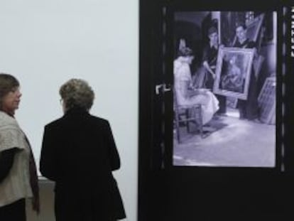 Dos mujeres observan una de las piezas de la exposición 'La maleta mexicana', ayer en el Bellas Artes de Bilbao.