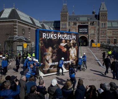 Un grupo de trabajadores traslada 'La ronda de noche' de Rembrandt al Rijksmuseum.