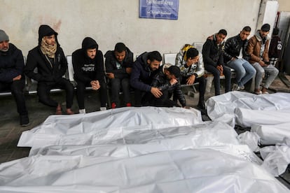 Familiares y amigos de víctimas de bombardeos aéreos en la morgue de Rafah, este domingo.