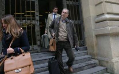 José María Bravo, a su salida de la Audiencia de Gipuzkoa tras prestar declaración.