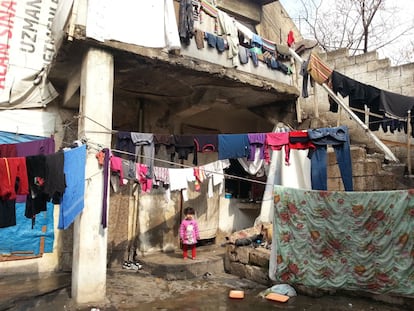 Una niña siria observa toda la ropa tendida en el patio de una de las casas del casco viejo de Gaziantep, en Turquía. Un informe del gobierno turco indica que de los 400.000 sirios que viven fuera de los campos de refugiados, un 25% lo hace entre cartones, plásticos o en chabolas. Tan solo un 14% de los niños acuden a la escuela.