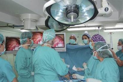 Equipo que hizo la primera intervención de estómago de un menor en el hospital madrileño de La Paz.