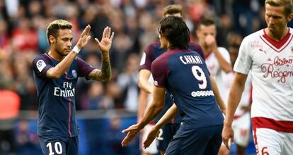 Neymar y Cavani celebran el gol de penalti del brasileño.