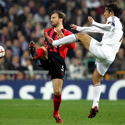 Raúl pelea por el balón con el capitán del Leverkusen Jens Notwotny.