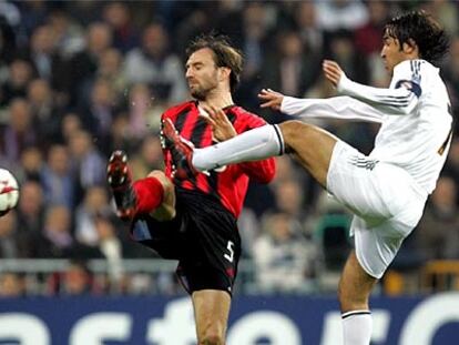 Raúl pelea por el balón con el capitán del Leverkusen Jens Notwotny.