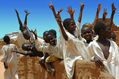 2006, Darfur, Sudán. Podría ser un grupo de niños jugando en el patio de cualquier colegio, pero no. Esta imagen se tomó en Abu Shouk, uno de los mayores campos de desplazados por la guerra en Darfur. No me deja de llamar la atención ver cómo estos niños parecen vivir ajenos a las injusticias que les han tocado vivir.