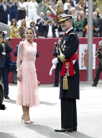 La Reina, como en las grandes ocasiones, lució un diseño de su creador de cabecera Felipe Varela.