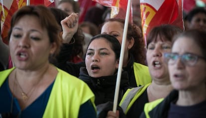 Protesta de las trabajadoras de la limpieza en el quinto día de huelga.
