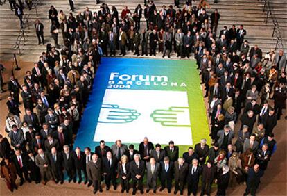 Parte de los asistentes al acto institucional en el Teatro Nacional de Catalunya de la firma de convenios entre los Ayuntamientos y el Fòrum