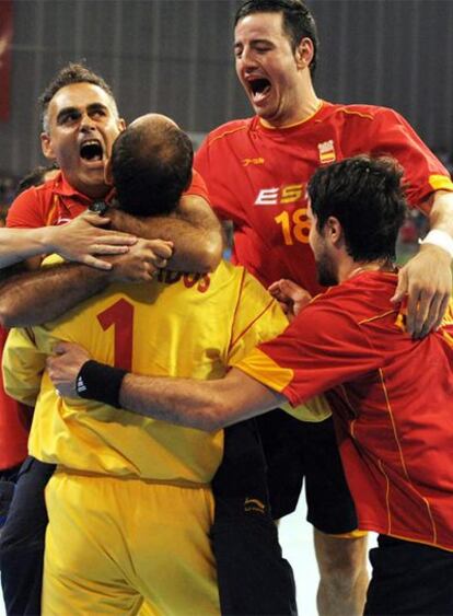 Juan Carlos Pastor, Hombrados, Romero y Raúl Entrerríos (de izquierda a derecha) celebran la victoria de España sobre Polonia.