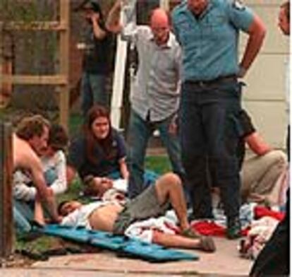 Los médicos atienden a dos jóvenes heridos durante la matanza del instituto Columbine (Colorado) en 1999.