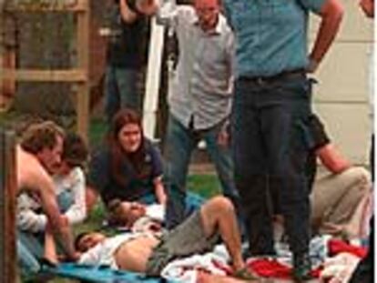 Los médicos atienden a dos jóvenes heridos durante la matanza del instituto Columbine (Colorado) en 1999.