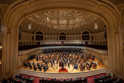 Vista general del escenario del Orchestra Hall, con Riccardo Muti, solistas, el Coro y la Sinfónica de Chicago durante la versión concertante de ‘Un ballo in maschera’ de Verdi, el pasado martes en Chicago.