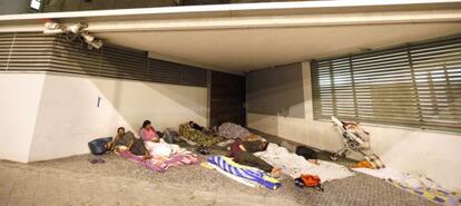 Seis parejas de inmigrantes rumanos pernoctan desde hace años en el acceso al Archivo regional de la Comunidad de Madrid.