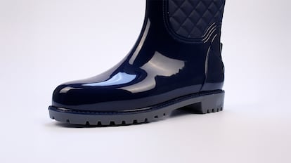 Botas de agua para mujer sobre fondo blanco.