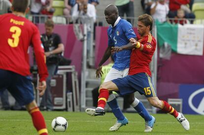 Entre el 8 de junio y el 1 de julio de 2012 tuvo lugar la Eurocopa de Polonia y Ucrania. España llegaba para revalidar el título de 2008 y defender su imagen de campeones conseguida en el Mundial de 2010. Sergio Ramos tenía 27 años y fue convocado por Vicente del Bosque para disputar su segunda Eurocopa. En la imagen, el delantero italiano Balotelli pelea el balón con Ramos en el estreno de la selección española en la Eurocopa 2012 en el Arena Gdansk (Polonia). España empató a uno con Italia. Ambas selecciones se volverían a ver las caras en la final.