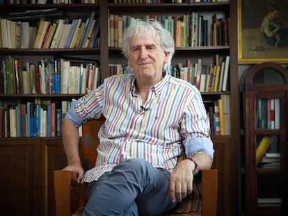 El paleontólogo Juan Luis Arsuaga en la biblioteca de su casa de Madrid en un momento de la entrevista.