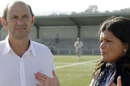 Rafael Louzán, durante su visita a las obras de un campo de fútbol en Mos (en la foto, junto a la alcaldesa tránsfuga, Nidia Arévalo).