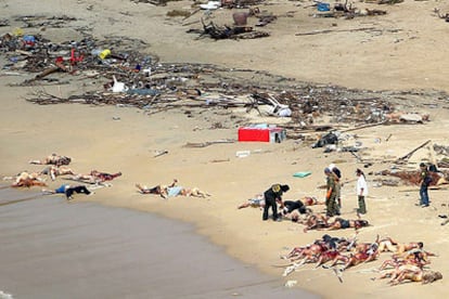 Decenas de cadáveres de turistas yacen en la playa de Khao Lak, en el sur de Tailandia, tras ser arrastrados por la marea.