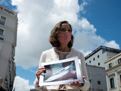 La ministra de Industria y Comercio, Reyes Maroto, muestra una fotografía de la navaja ensangrentada que ha recibido dentro de un sobre esta mañana, a su salida del Congreso de los Diputados este lunes.