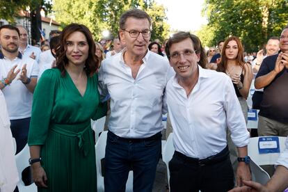 Alberto Núñez Feijóo, Isabel Díaz Ayuso (i), y el alcalde de la capital, José Luis Martínez-Almeida (d), durante un acto electoral el pasado julio en Madrid.