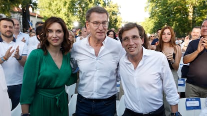 Alberto Núñez Feijóo, Isabel Díaz Ayuso (i), y el alcalde de la capital, José Luis Martínez-Almeida (d), durante un acto electoral el pasado julio en Madrid.