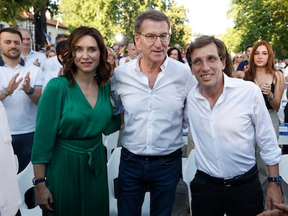 Alberto Núñez Feijóo, Isabel Díaz Ayuso (i), y el alcalde de la capital, José Luis Martínez-Almeida (d), durante un acto electoral el pasado julio en Madrid.