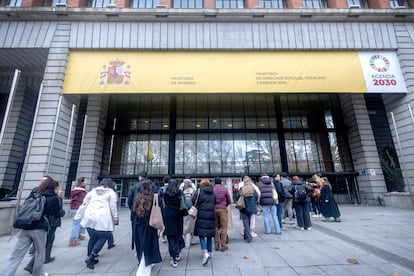 Graduados en Medicina acudían a hacer las pruebas del examen MIR, en enero.