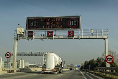 Una de las carreteras para entrar en Barcelona con la restricción de velocidad a 80 kilómetros por hora.