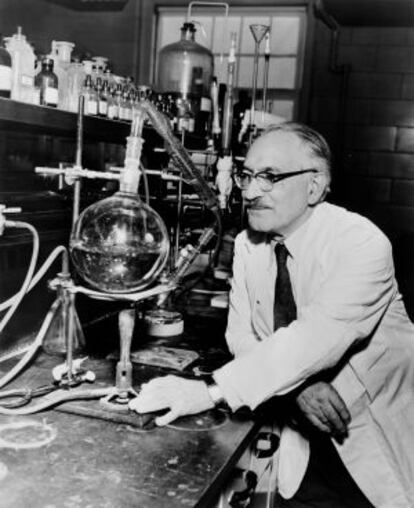 Selman Waksman, fotografiado en su laboratorio en 1953.