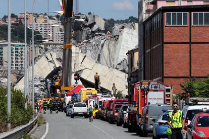 Personal de rescate y bomberos trabajan en la zona del derrumbe del puente Morandi, el 15 de agosto de 2018