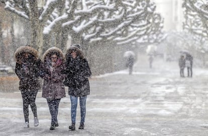 Diverses persones caminen entre la neu a Burgos.