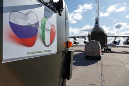 Aeropuerto militar de Chkalovsky, en las afueras de Moscú, este domingo, donde se preparaba el envío de personal médico y suministros a Italia.