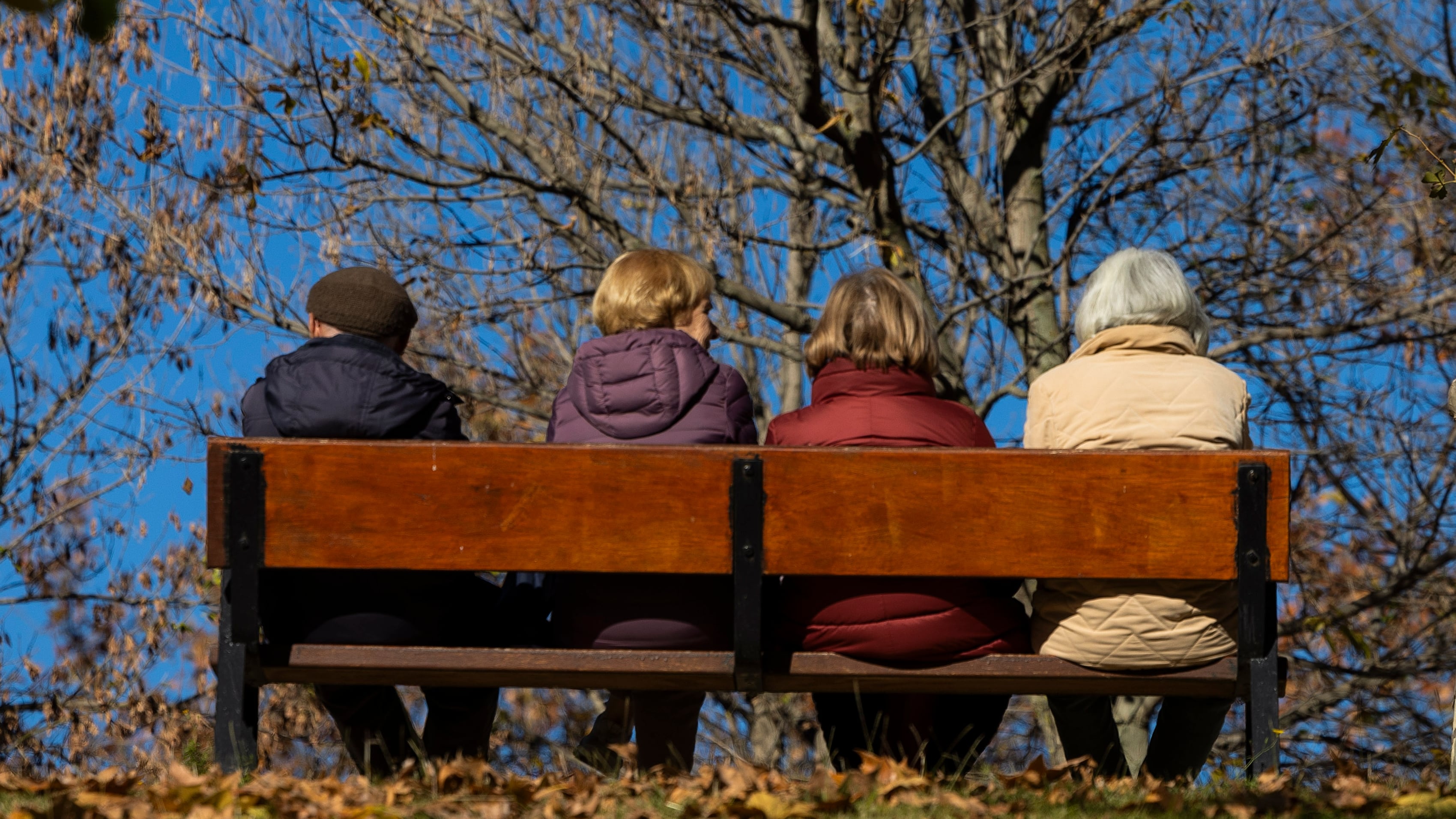 Jubilados en un parque en el distrito madrileño de Fuencarral.