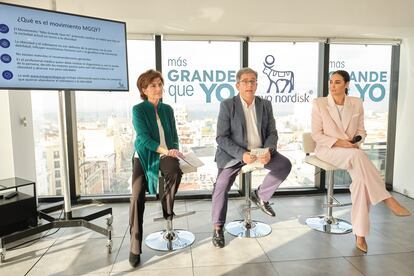 De izquierda a derecha, la doctora Susana Monereo; el director médico de Novo Nordisk y Vicky Martín Berrocal.