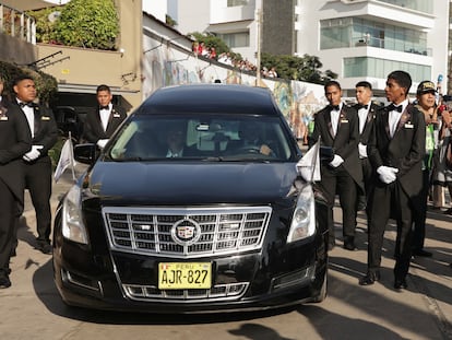 Un coche fúnebre transporta el féretro de Mario Vargas Llosa en Lima, Perú.