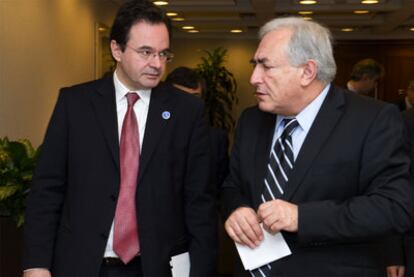 Strauss-Kahn (derecha) conversa con el ministro de Finanzas griego, Yorgos Papaconstantinu.