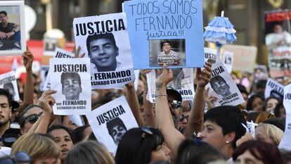 Manifestantes carregam fotos de Fernando Báez, assassinado há um mês por um grupo de 10 jogadores de rúgbi na saída de uma casa noturna.