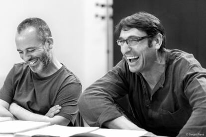Javier Gutiérrez (izqda.) y Carmelo Gómez, en los ensayos de la obra de teatro <i>Elling</i>.