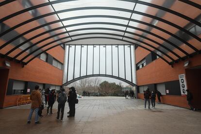 Alumnos esperan este lunes para entrar en un examen en la Universidad Rey Juan Carlos de Madrid.